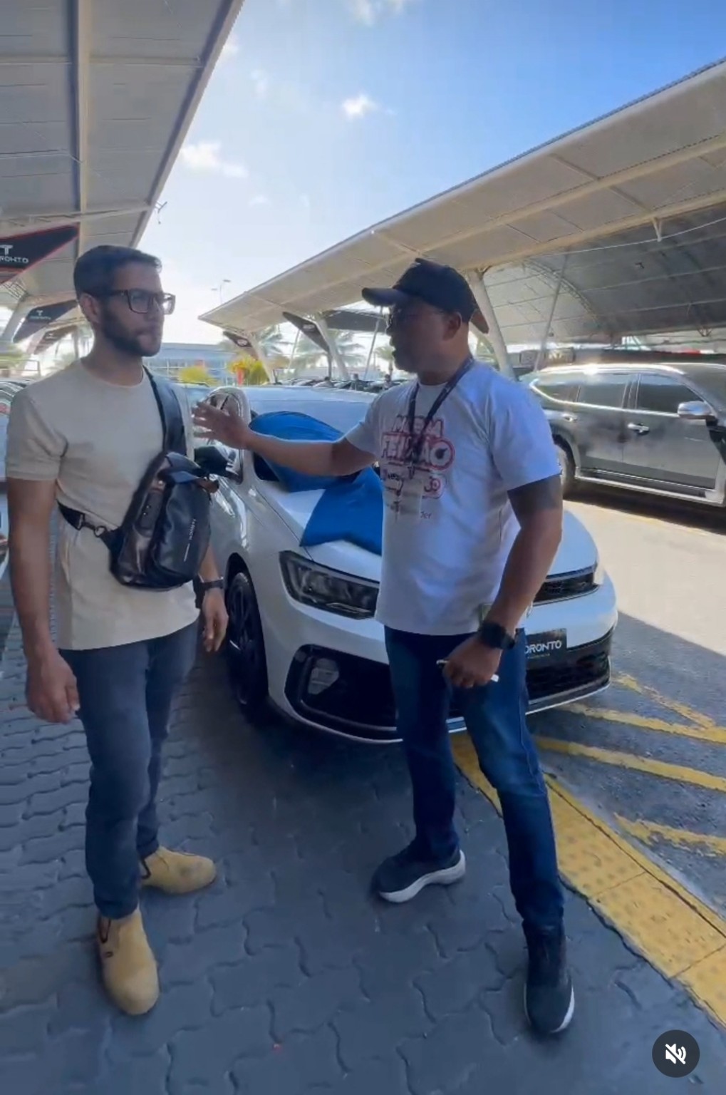 Cliente conversando sobre seu veículo