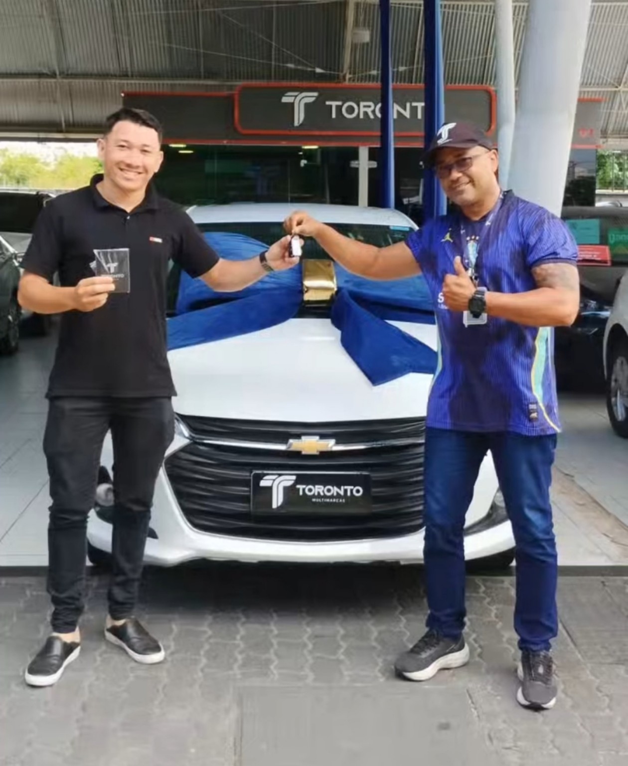 Cliente recebendo as chaves de um Chevrolet