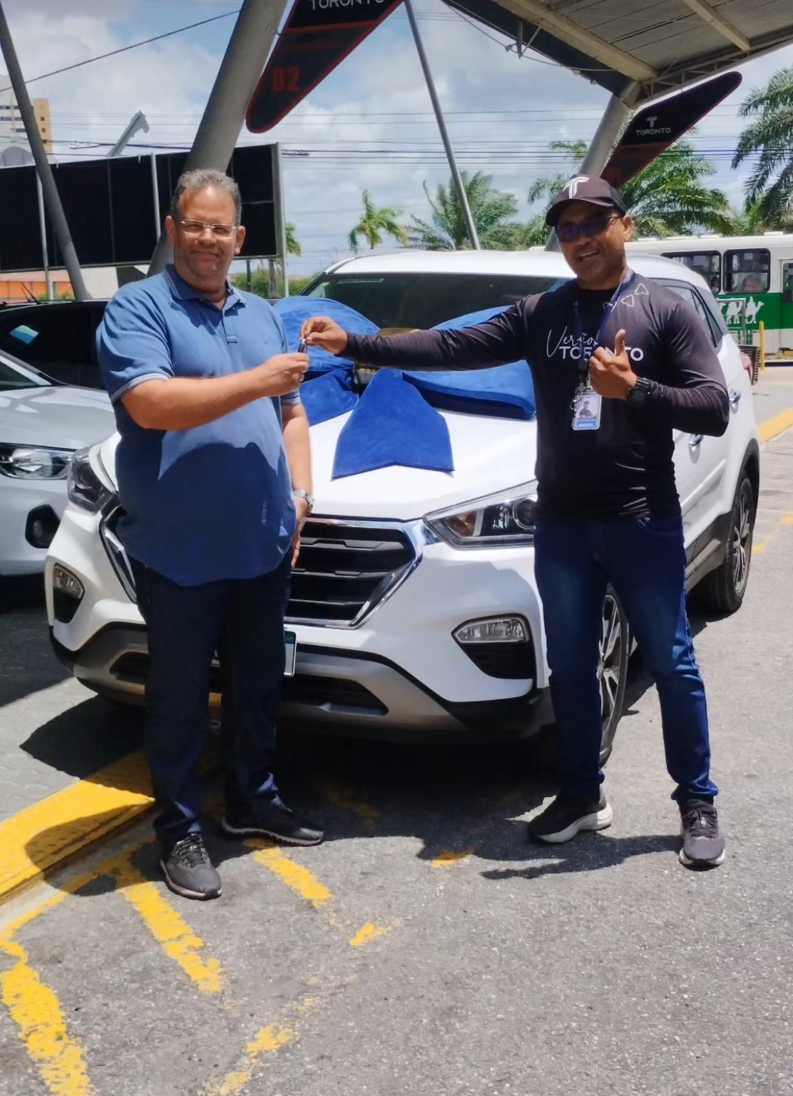 Cliente recebendo as chaves de um Hyundai