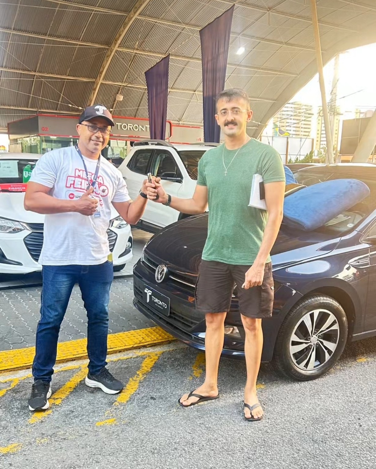 Cliente recebendo as chaves de um Volkswagen