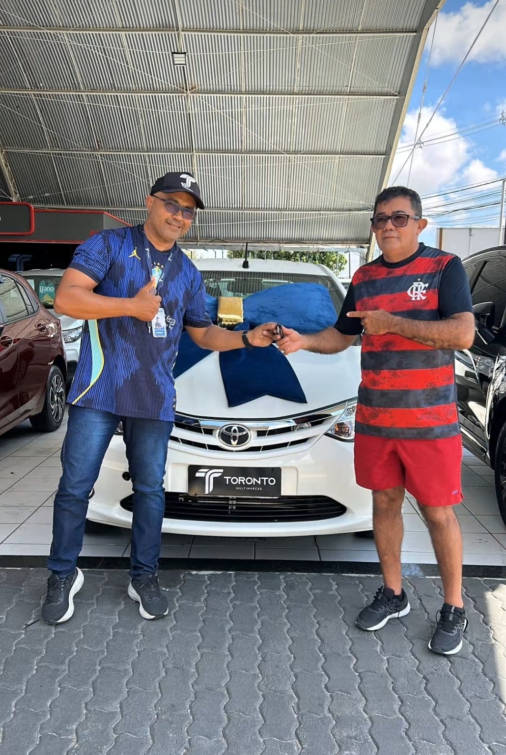 Cliente recebendo as chaves de um Toyota