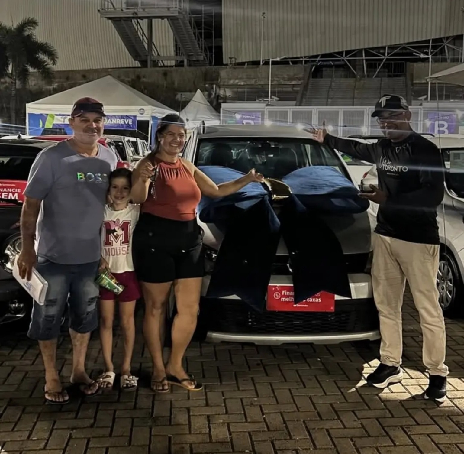 Família recebendo um veículo